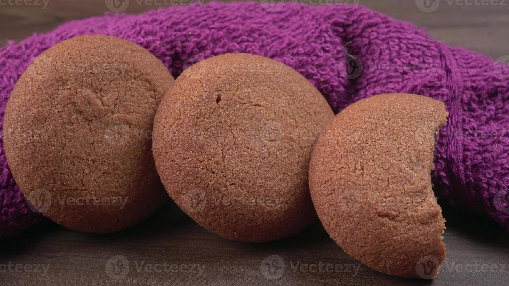 empilhar biscoitos saborosos e de chocolate em um fundo bonito. foto