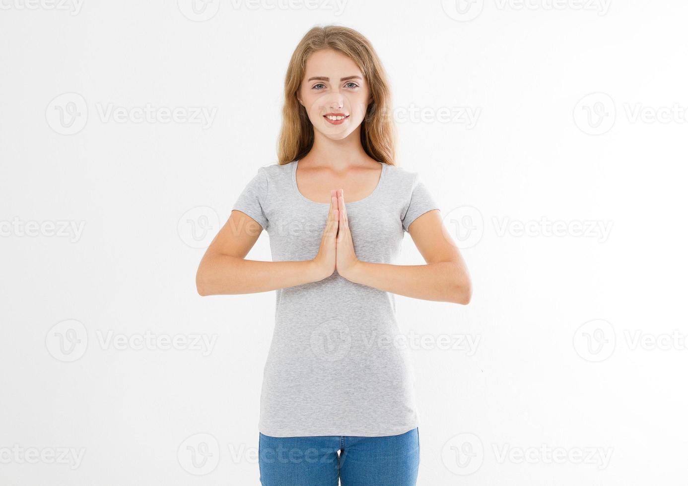 close-up das mãos de uma mulher bonita, garota em t-shirt, meditando dentro de casa, foco nos braços em gesto de namastê. medicina asiática, conceito de ioga. brincar. copie o espaço. modelo. em branco. foto