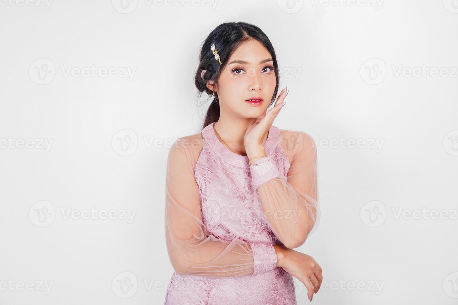 retrato do uma jovem lindo ásia mulher vestindo uma Rosa vestir, beleza tiro conceito foto