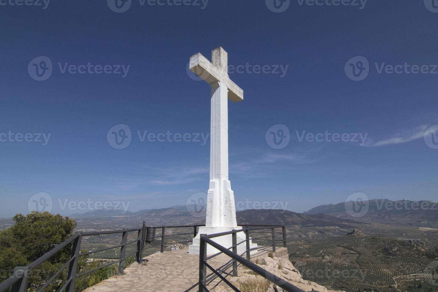 a Cruz do a castelo do santa Catalina. isto é a interessante ponto de vista com uma Cruz a partir de que pode Vejo a inteira cidade do Jaen e Está arredores. foto