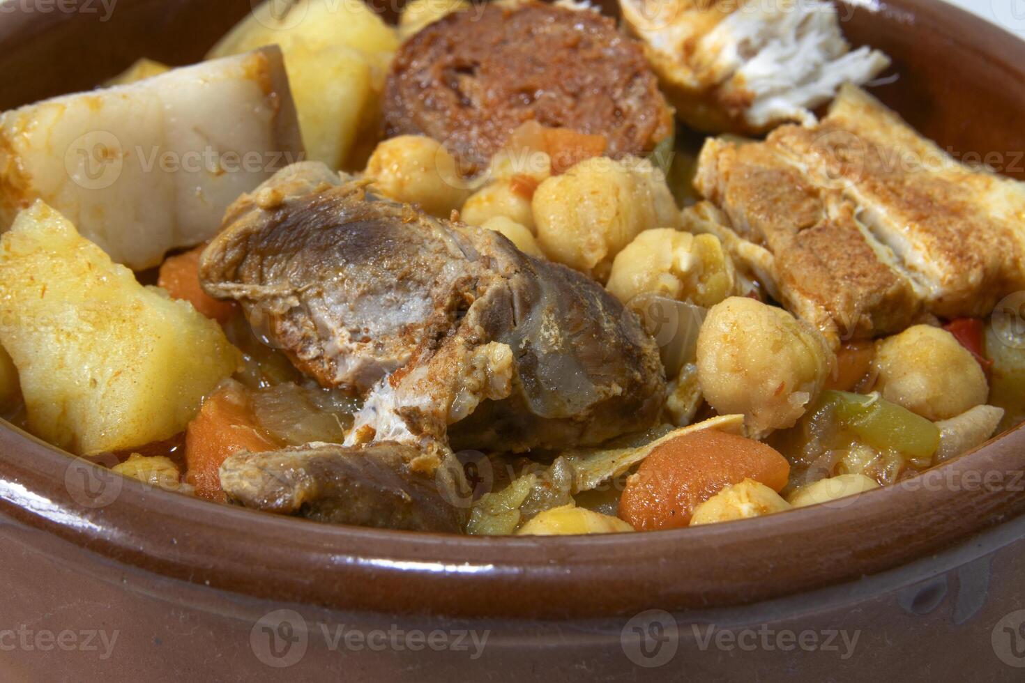 uma argila tigela com a andaluz grão de bico ensopado, isolado em uma branco fundo, fechar-se. espanhol Comida conceito. foto