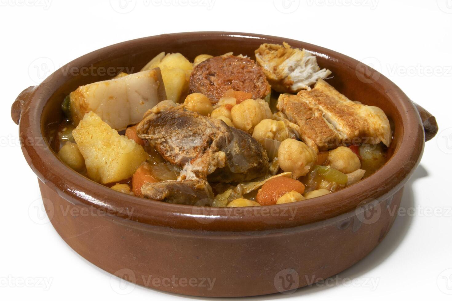 uma argila tigela com a andaluz grão de bico ensopado, isolado em uma branco fundo, fechar-se. espanhol Comida conceito. foto