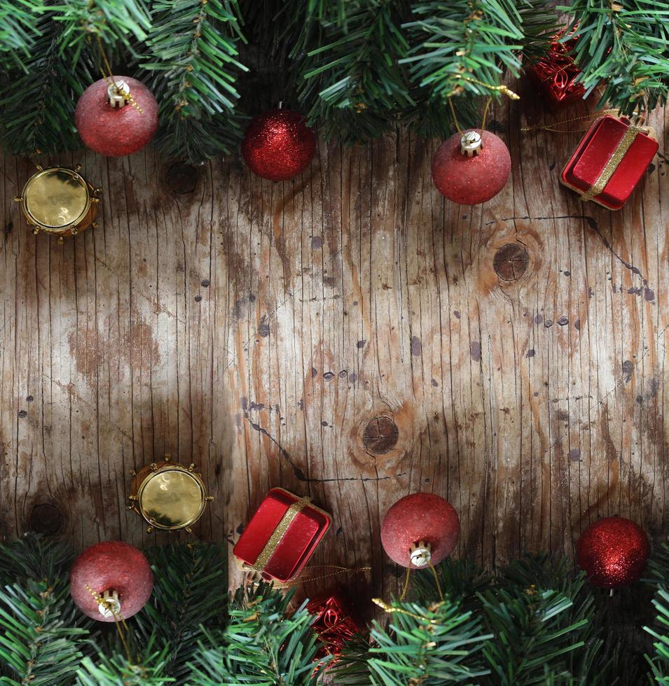 moldura de feliz natal com decoração sobre fundo de madeira velho foto