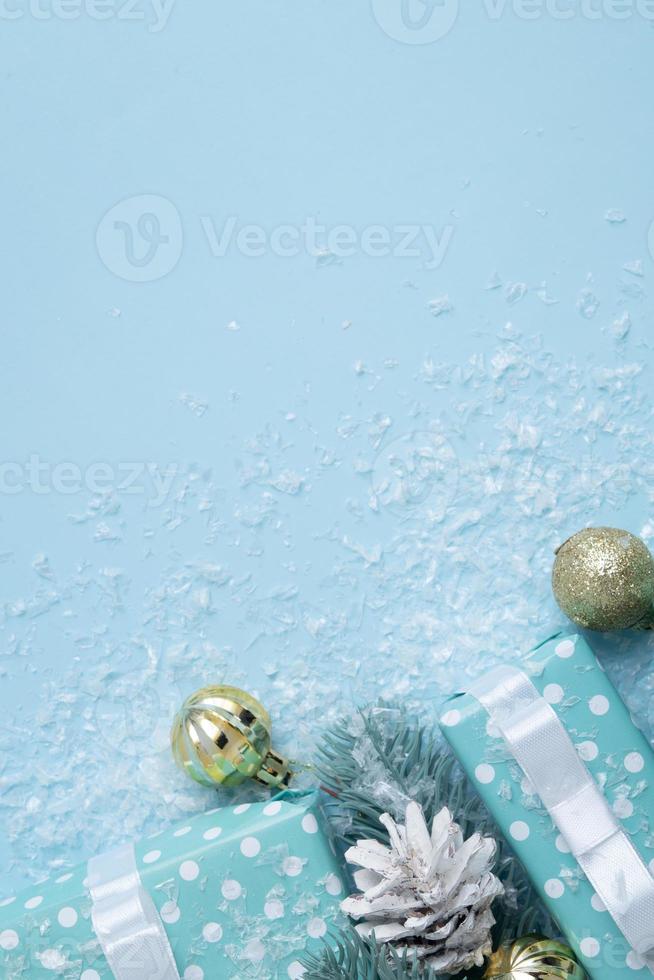 caixas de presente para o ano novo e natal com neve e decoração e espaço de cópia. fundo de natal foto