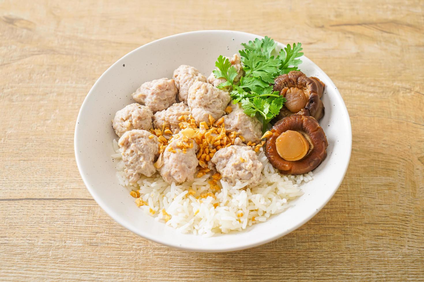 mingau de arroz seco com tigela de porco cozido foto