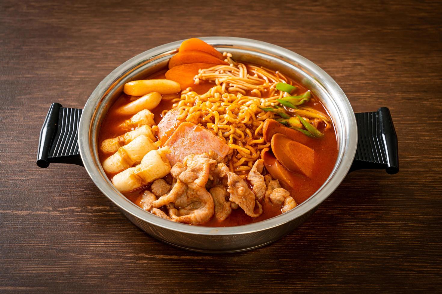 budae jjigae ou budaejjigae foto