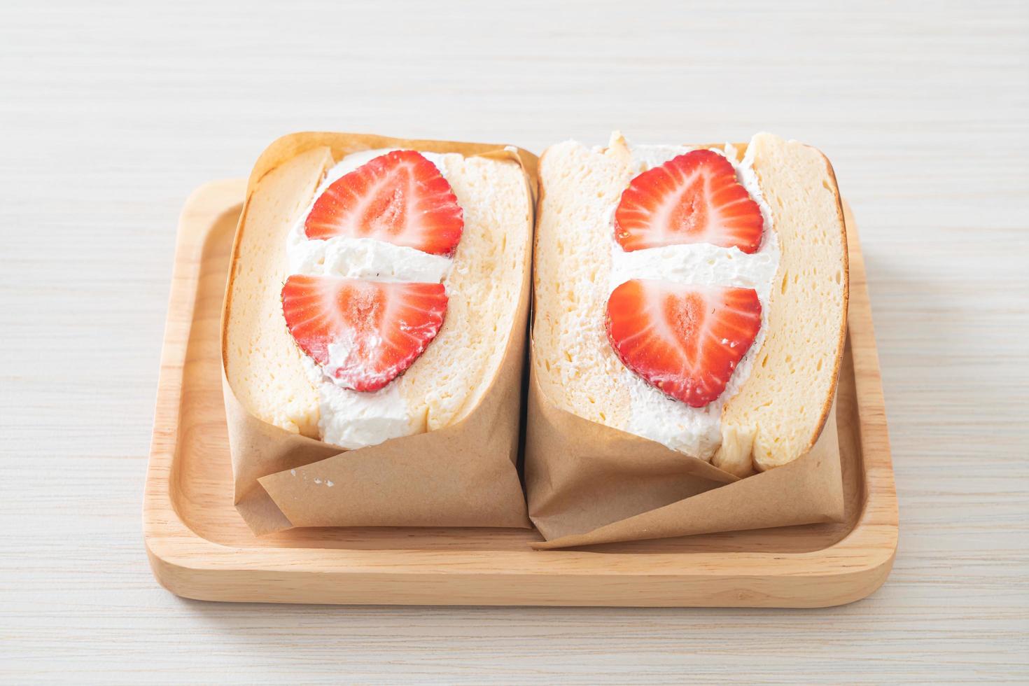 sanduíche de panqueca com creme de morango fresco foto