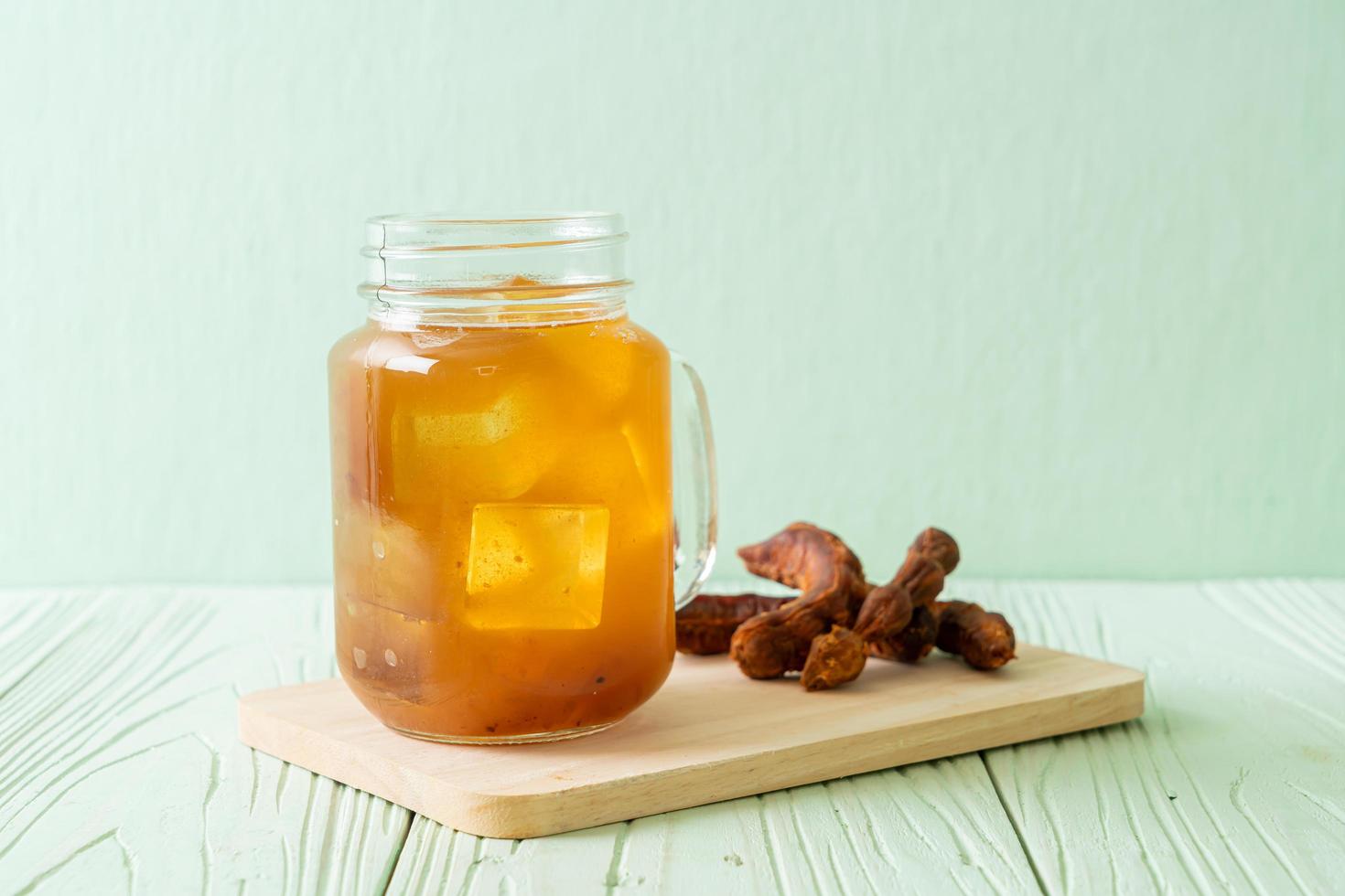 deliciosa bebida doce suco de tamarindo e cubo de gelo foto