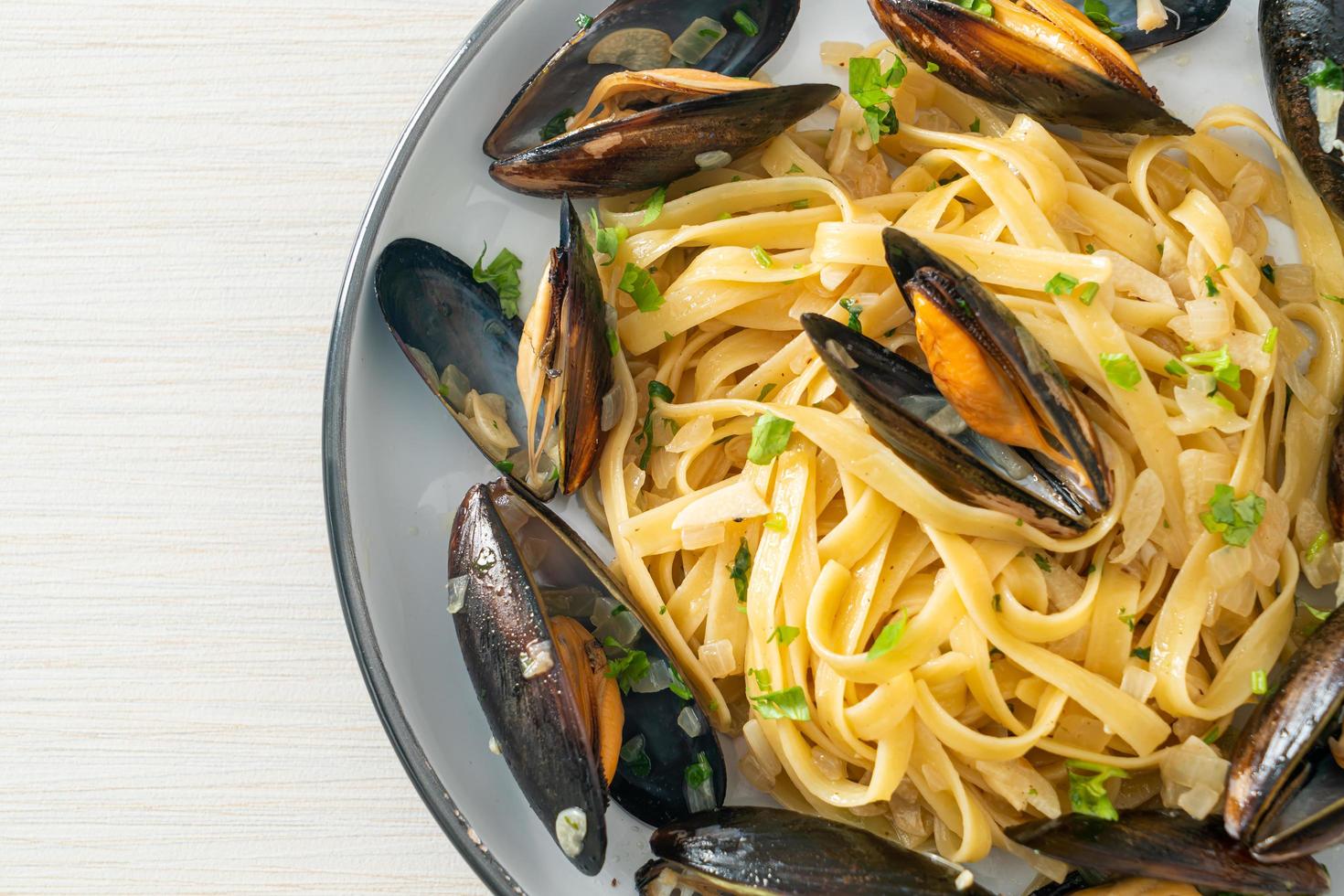 macarrão linguine macarrão vongole molho de vinho branco foto