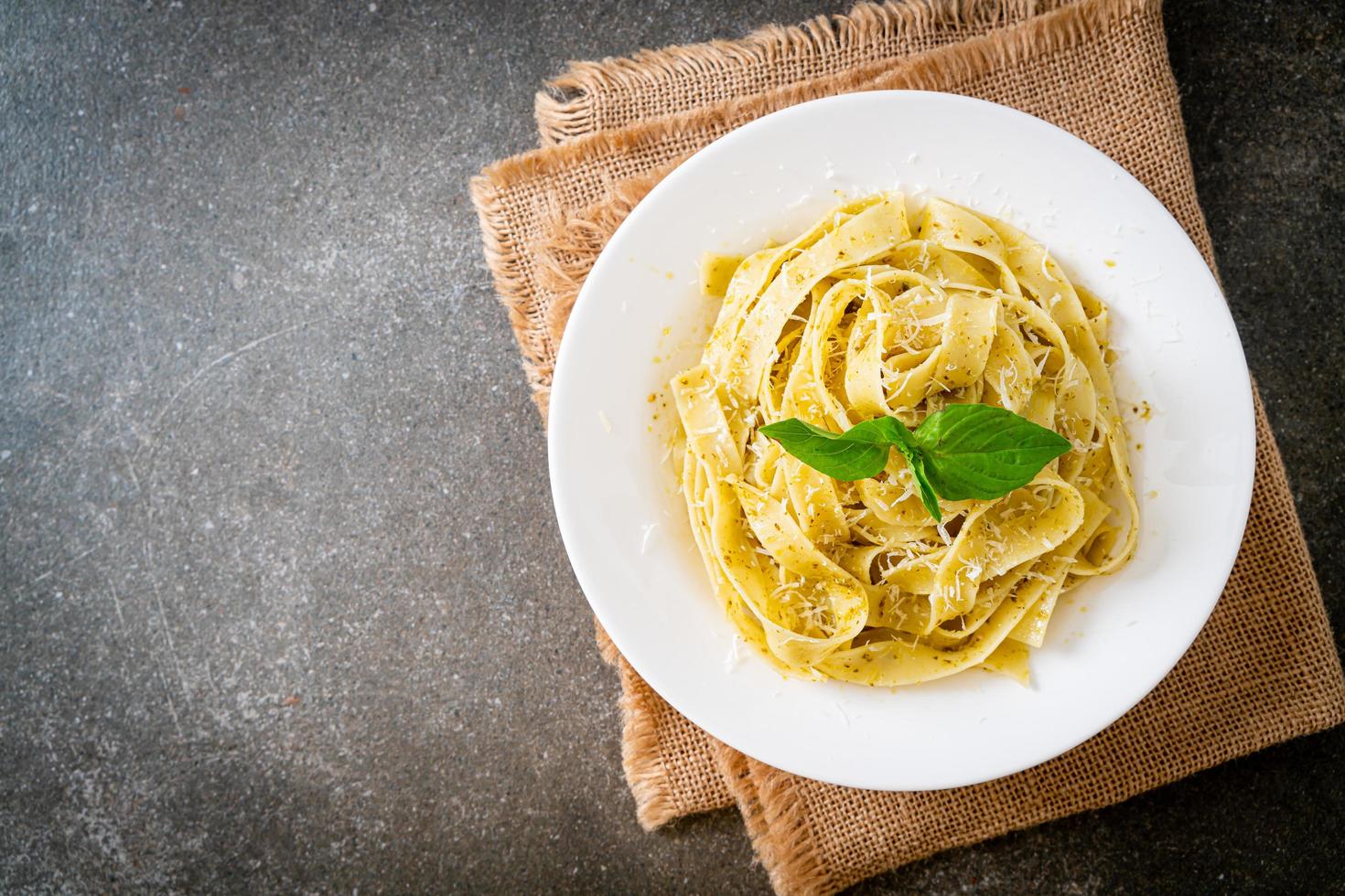 macarrão pesto fettuccine com queijo parmesão por cima foto