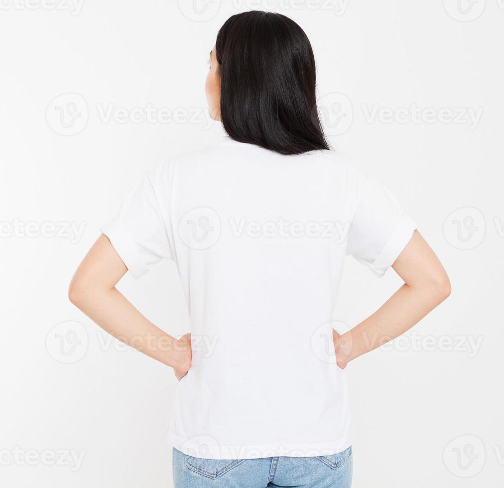 vista traseira jovem coreano, mulher morena asiática em t-shirt branca em branco, design de t-shirt e conceito de pessoas, mock up, espaço de cópia. foto