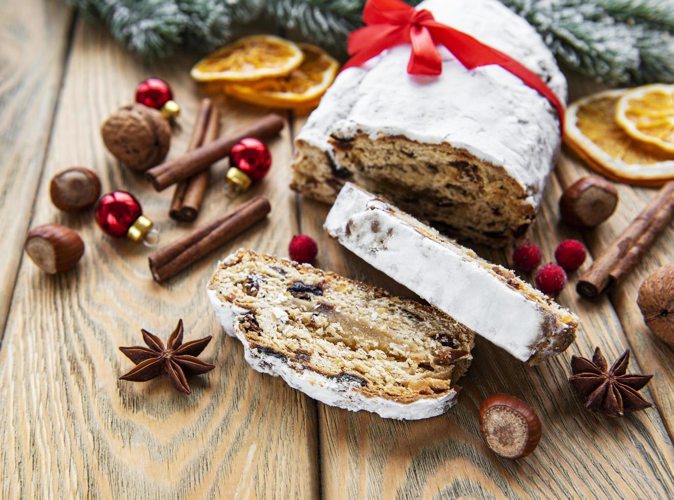 stollen de natal em fundo de madeira foto