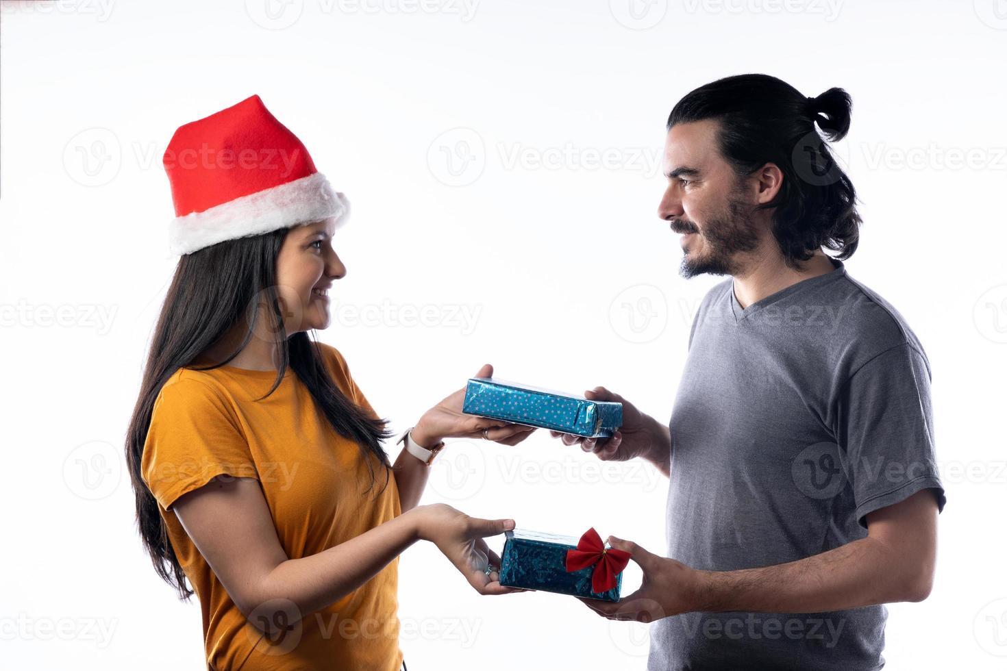 amigos trocando presentes de Natal em fundo branco. foto