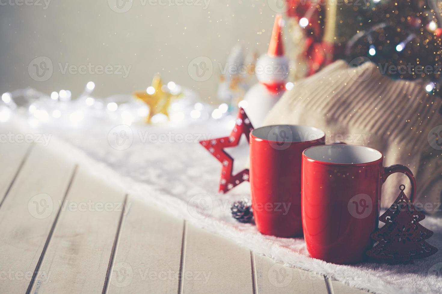 casal canecas vermelhas no natal foto