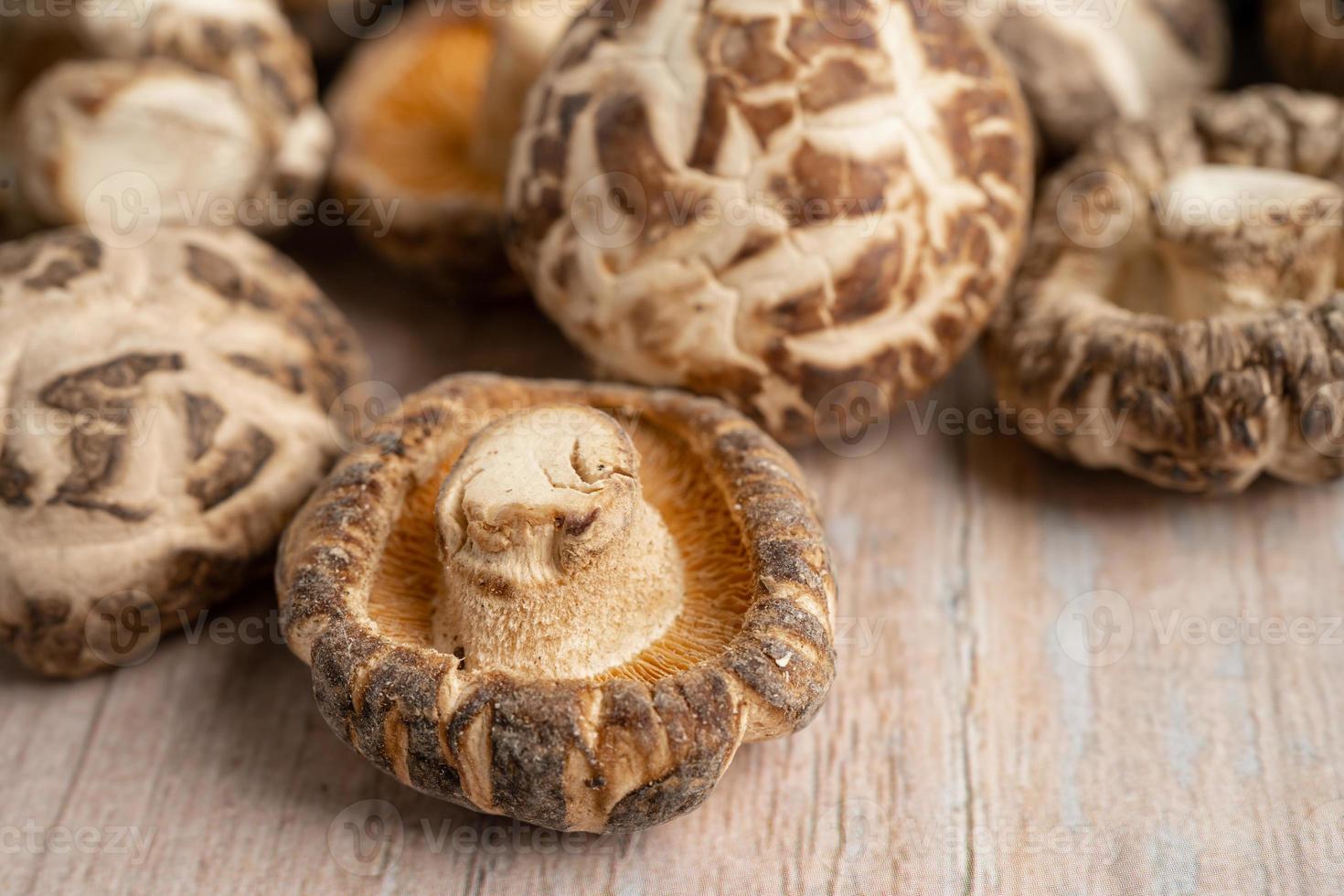 cogumelo shiitake seco em fundo de madeira. comida saudável. foto