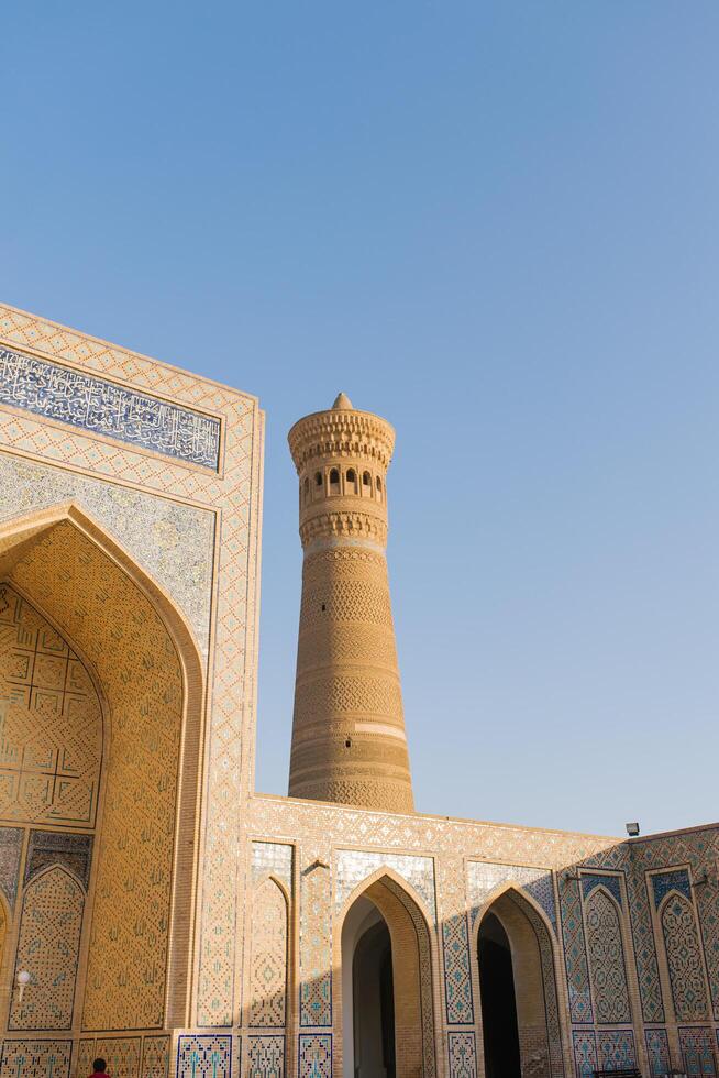 bucara, uzbequistão. dezembro 2022. Kalyan minarete. Visão a partir de a mesquita foto