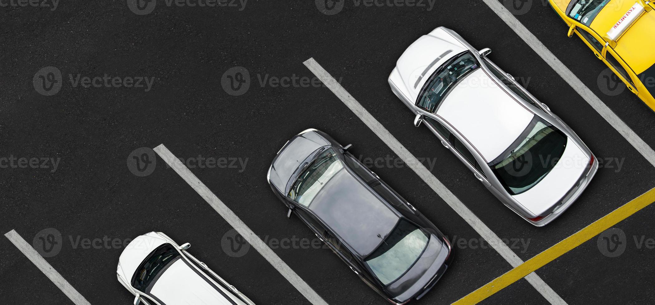 vista superior dos carros no estacionamento foto