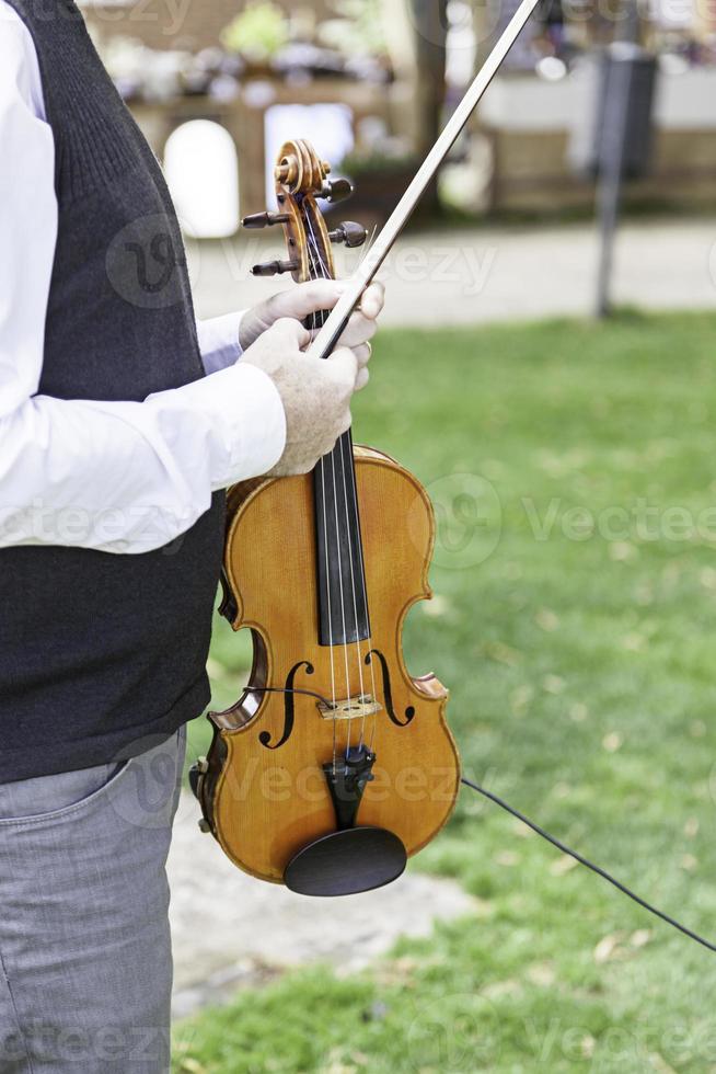 violinista tocando homem foto