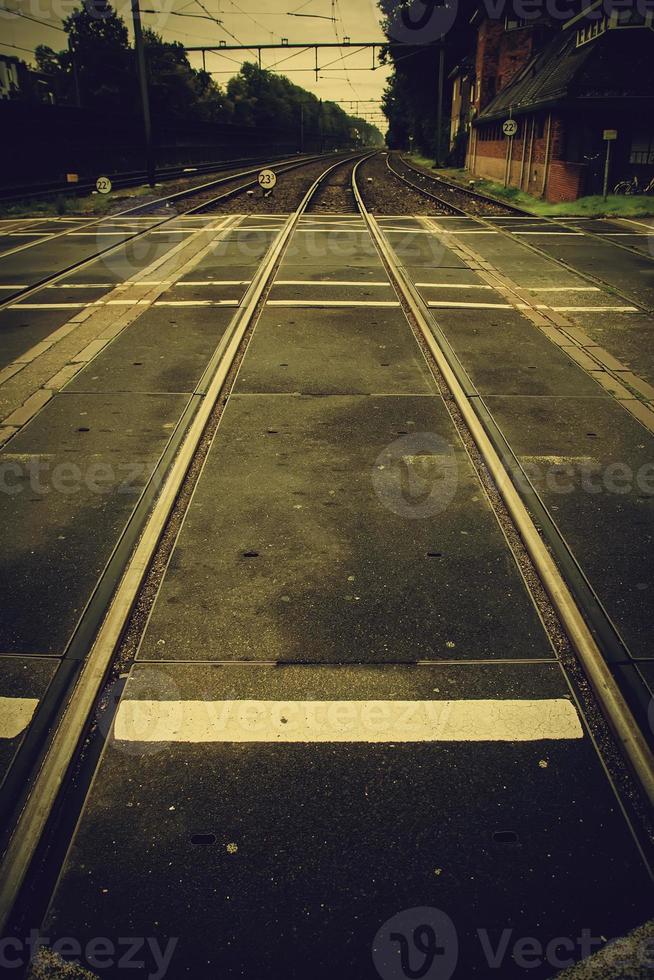 trilhos de trem em uma estação foto