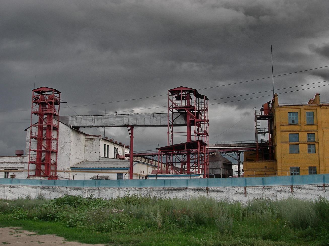 território depressivo de área industrial abandonada, antigos armazéns foto