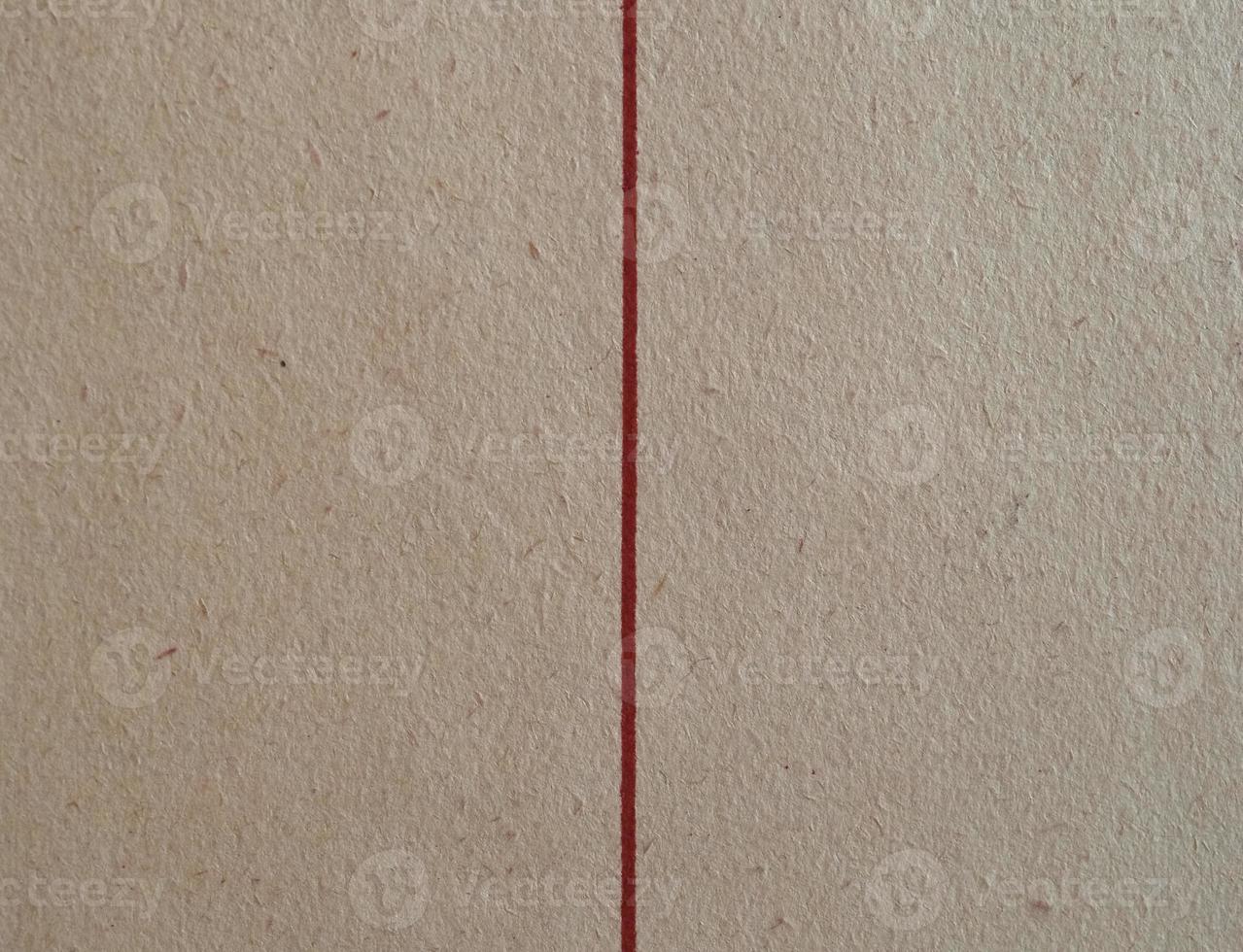 textura de papelão marrom com linha vermelha vertical foto