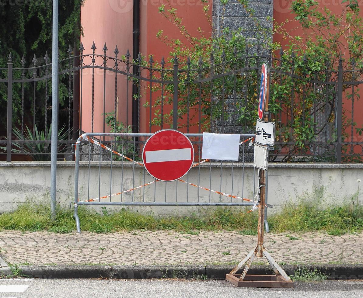 nenhuma placa de entrada na cerca temporária foto