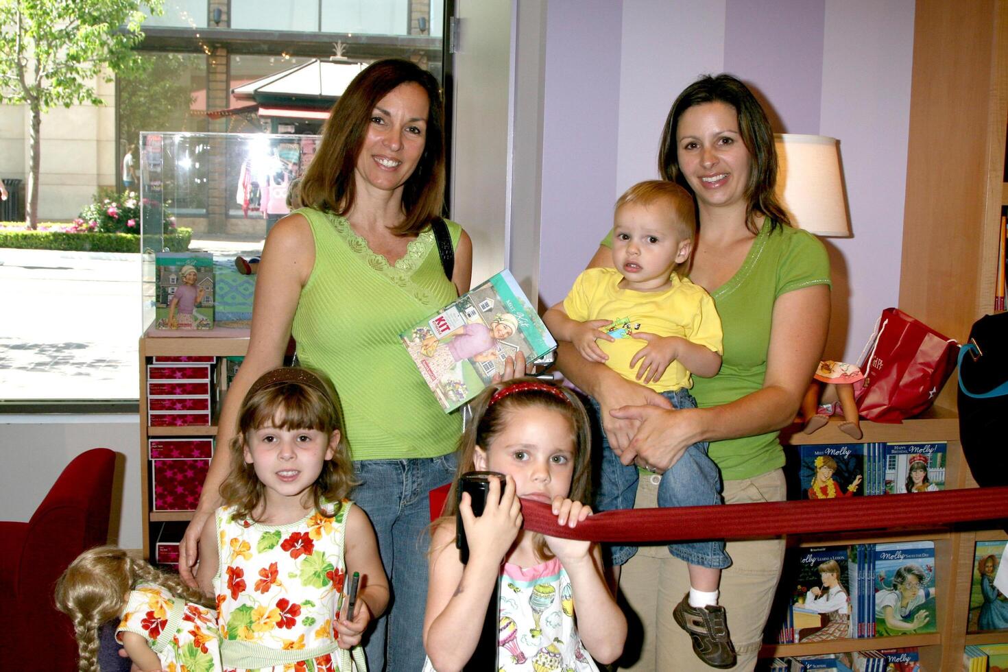 americano menina fãs Emily alexis com seus mães abigail Breslin aparência promovendo dela kit kittredge filme americano menina loja a Arvoredo compras Centro los anjos, ca pode 16, 2008 foto