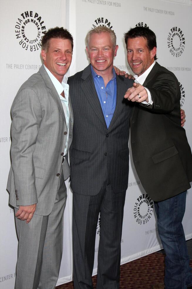 doug sábio, neal Mcdonough, e James denton A chegar às a desesperado donas de casa paleyfest09 evento em abril 15 ,2009 às a luz do arco teatros dentro los anjos, Califórnia. 2009 foto