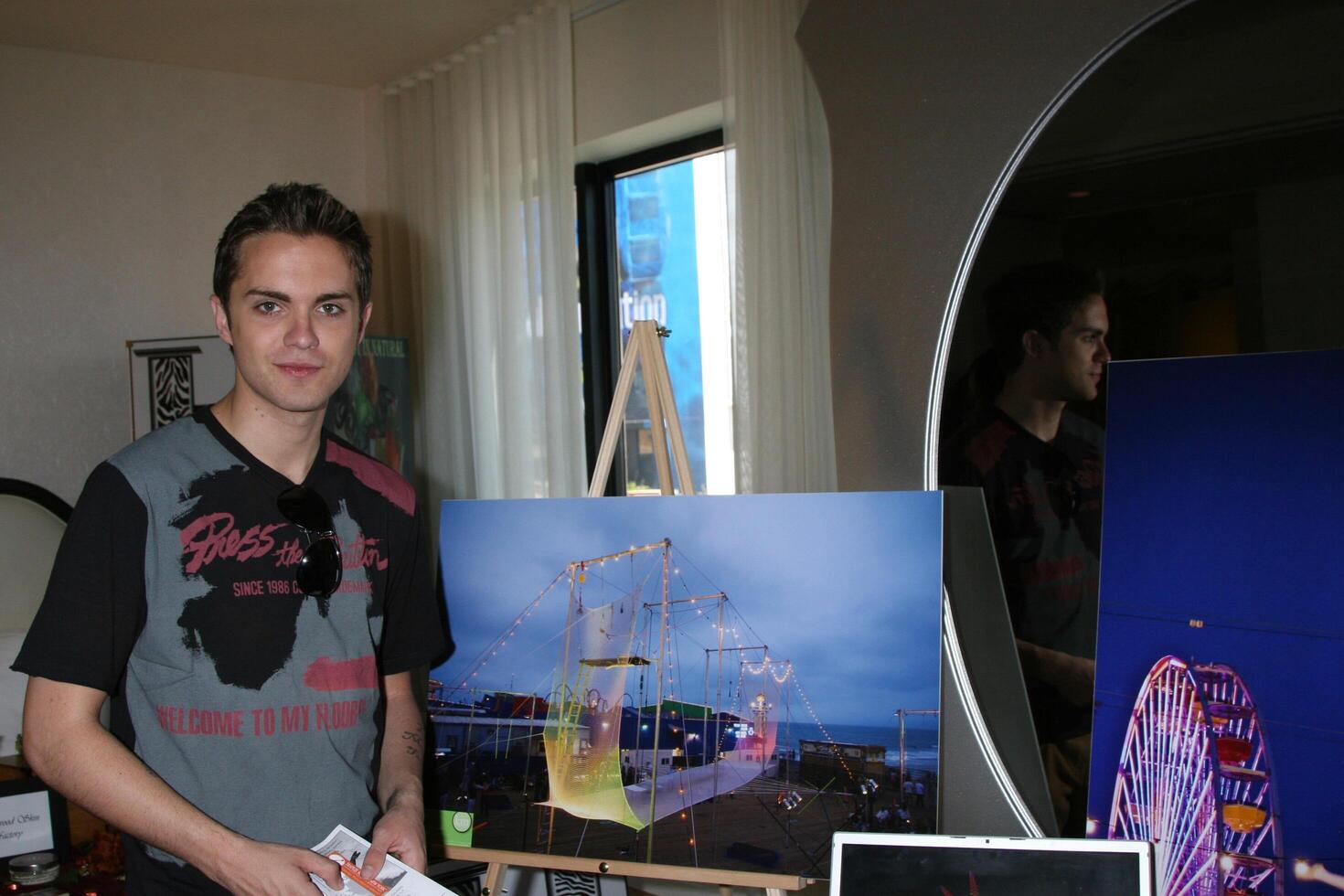 Thomas dekker às a gbk emmy presentear suites às a Mondrian hotel dentro oeste los anjos, ca em setembro 19, 2008 foto