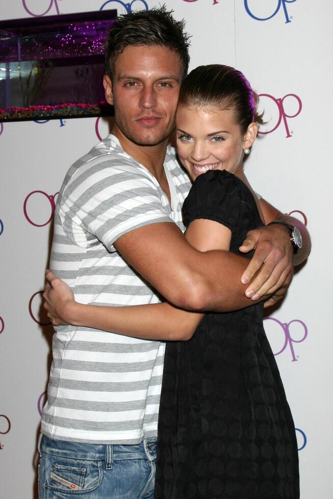 logan fenton Annalynne mccord op de Anúncios campanha lançamento beverly colinas, ca Junho 3, 2008 foto