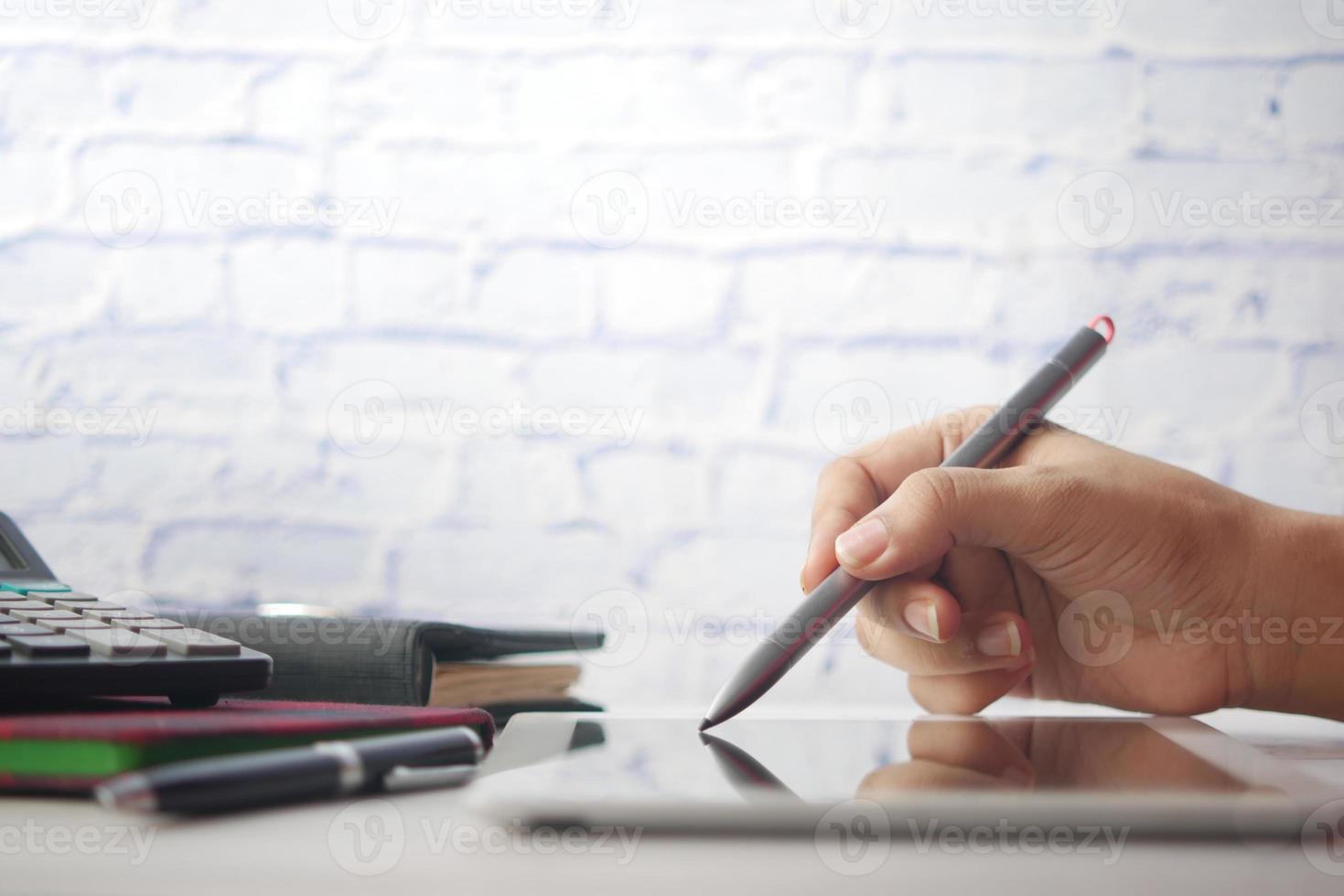 mão feminina trabalhando em tablet digital com caneta gráfica foto