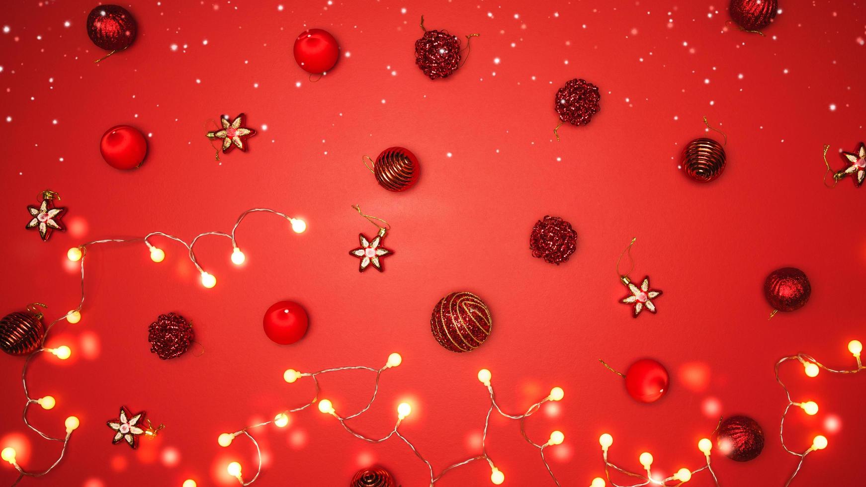 feliz Natal e Feliz Ano Novo. projeto do fundo com enfeites as decorações de bola vermelha sobre um fundo vermelho com espaço de cópia para o seu texto. luzes LED foto