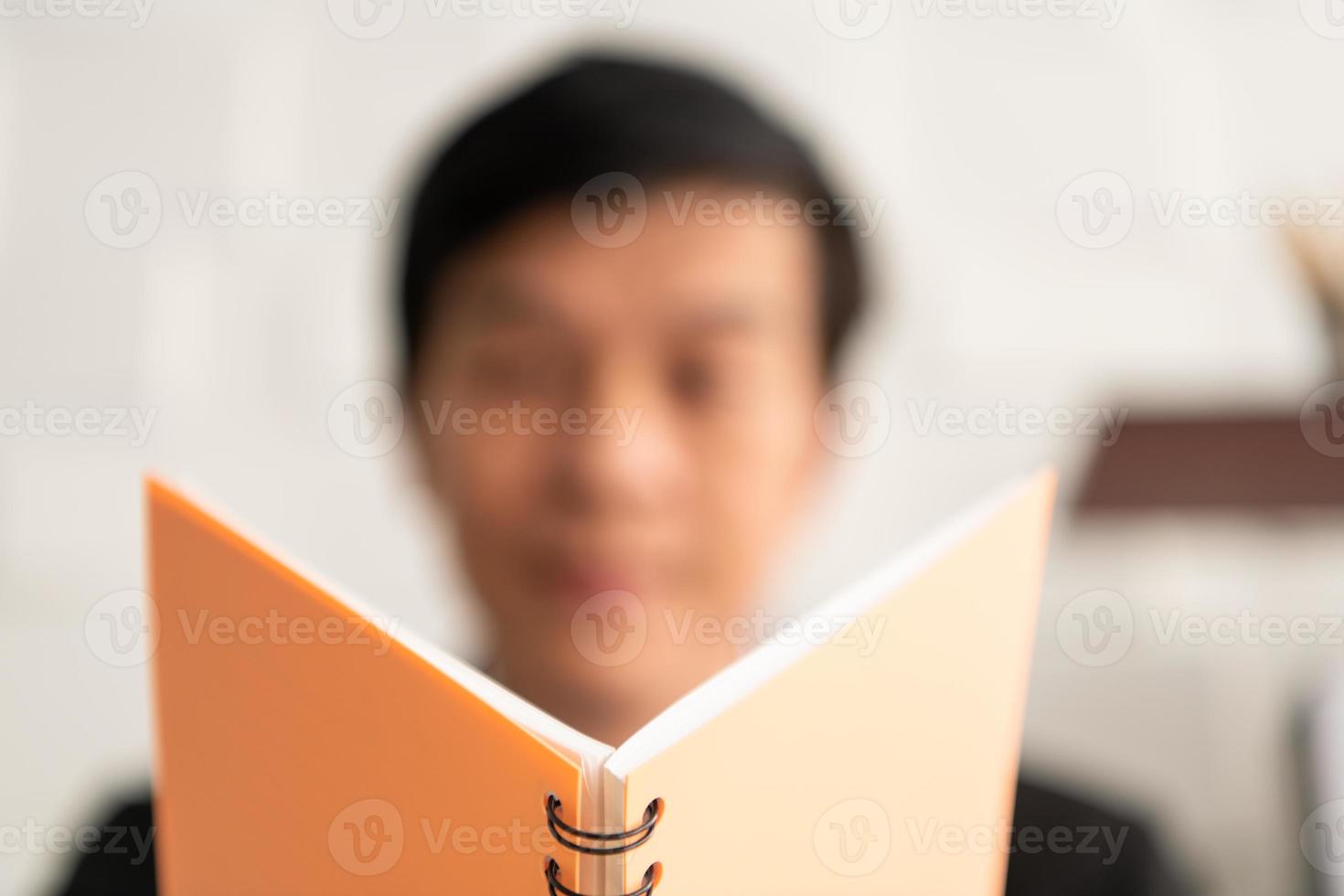 empresários seniores lendo algo nos livros. foto