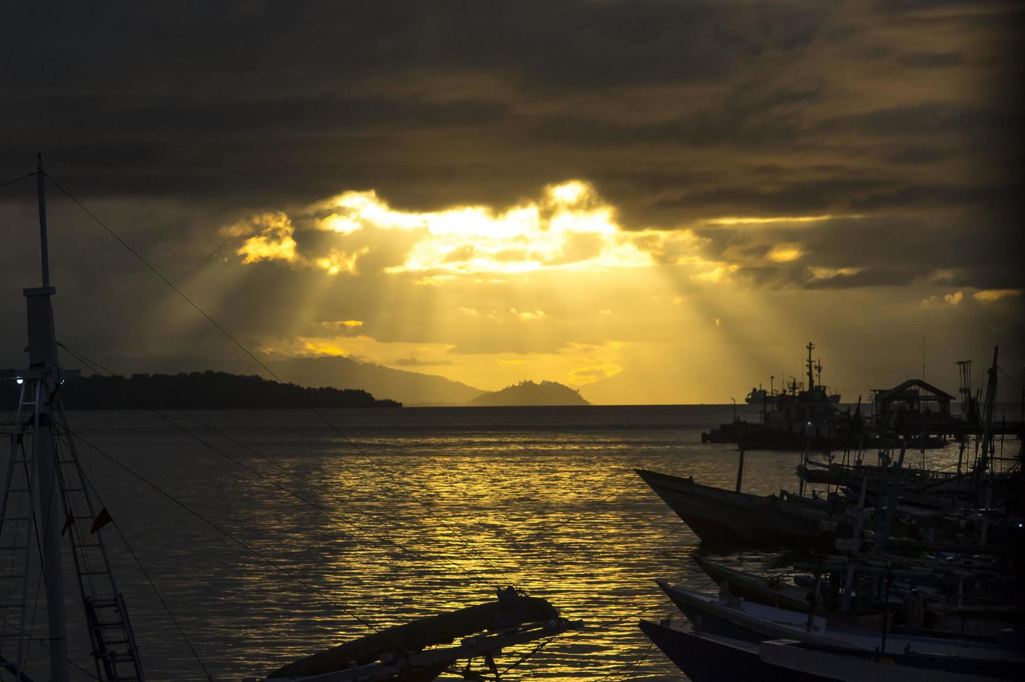 vista incrível do pôr do sol no cais de pesca foto