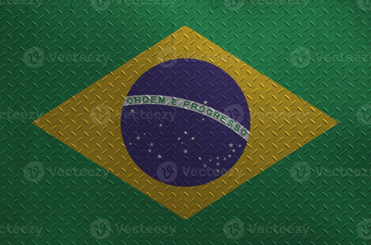 Brasil bandeira retratado dentro pintura cores em velho escovado metal prato ou parede fechar-se. texturizado bandeira em rude fundo foto