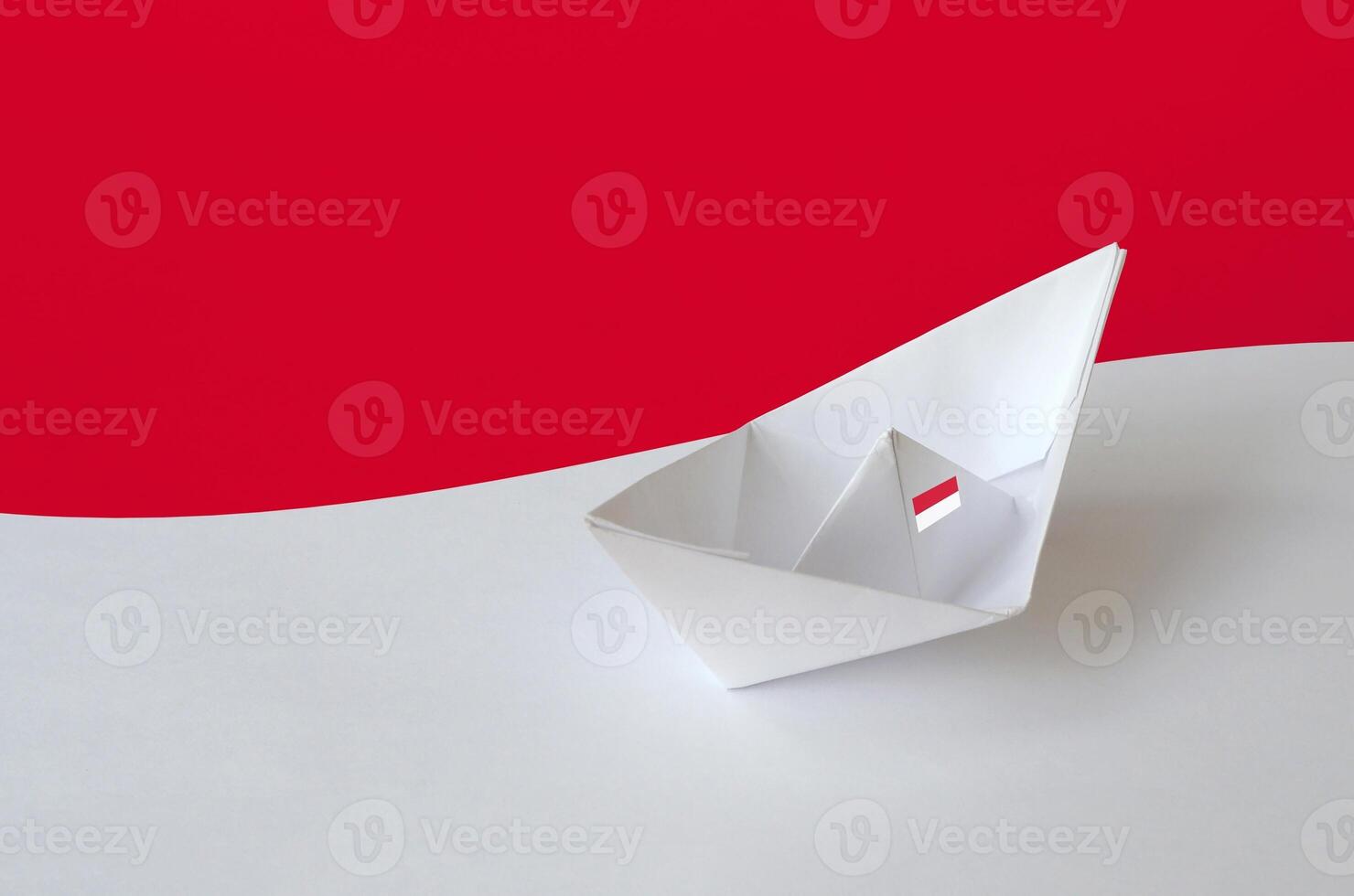 Mônaco bandeira retratado em papel origami navio fechar-se. feito à mão artes conceito foto