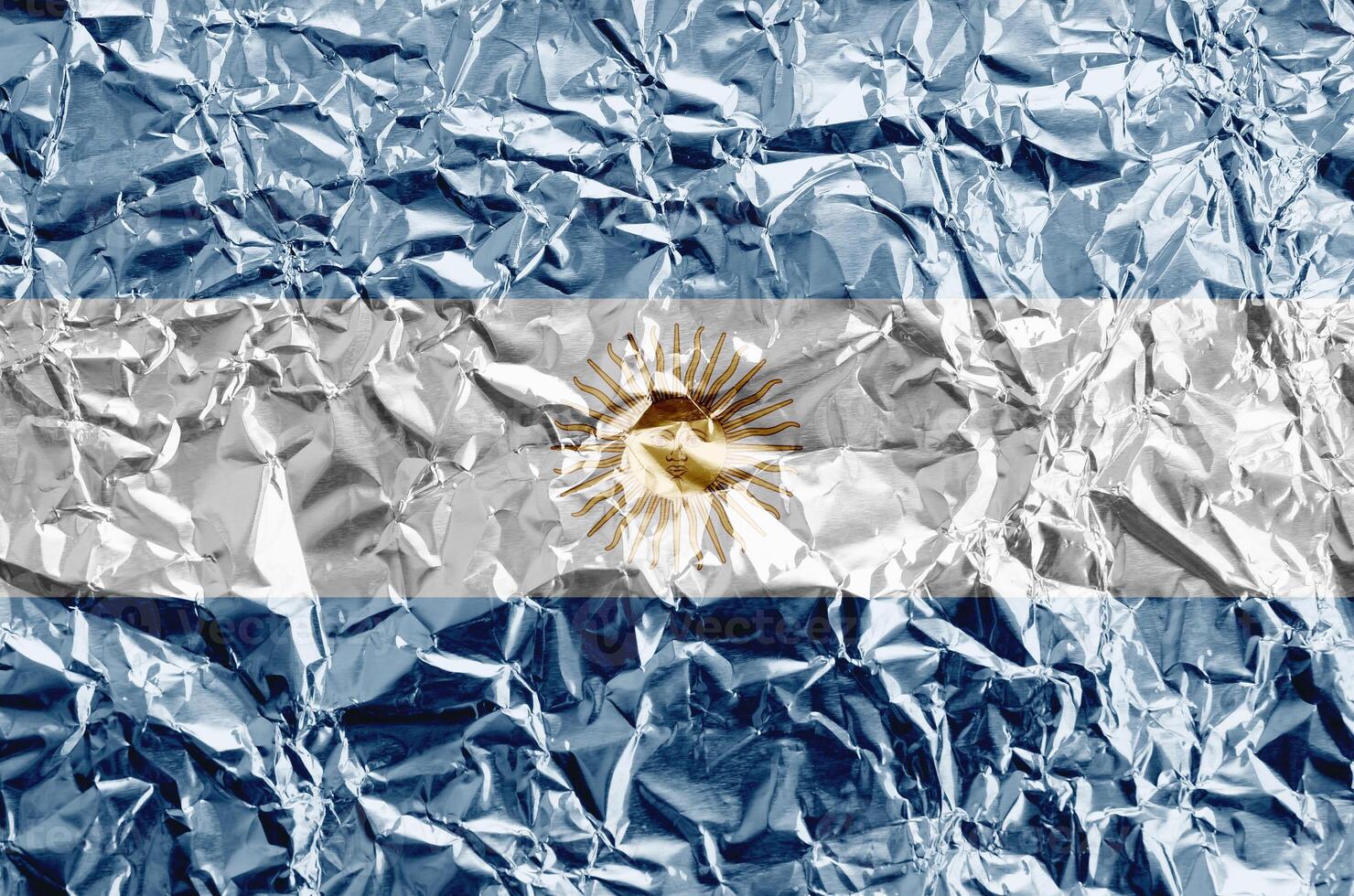 Argentina bandeira retratado dentro pintura cores em brilhante amassado alumínio frustrar fechar-se. texturizado bandeira em rude fundo foto