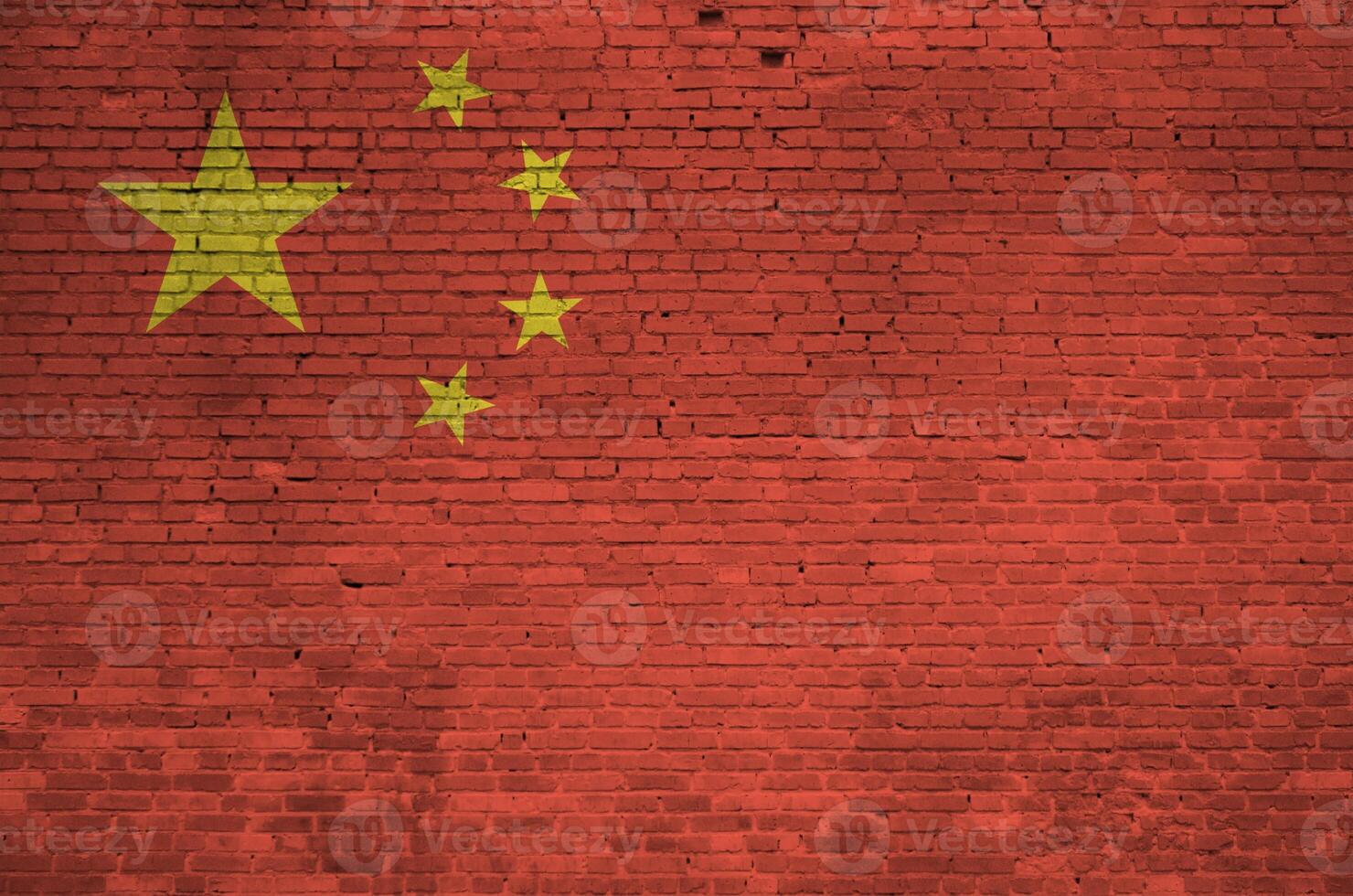 China bandeira retratado dentro pintura cores em velho tijolo muro. texturizado bandeira em grande tijolo parede alvenaria fundo foto