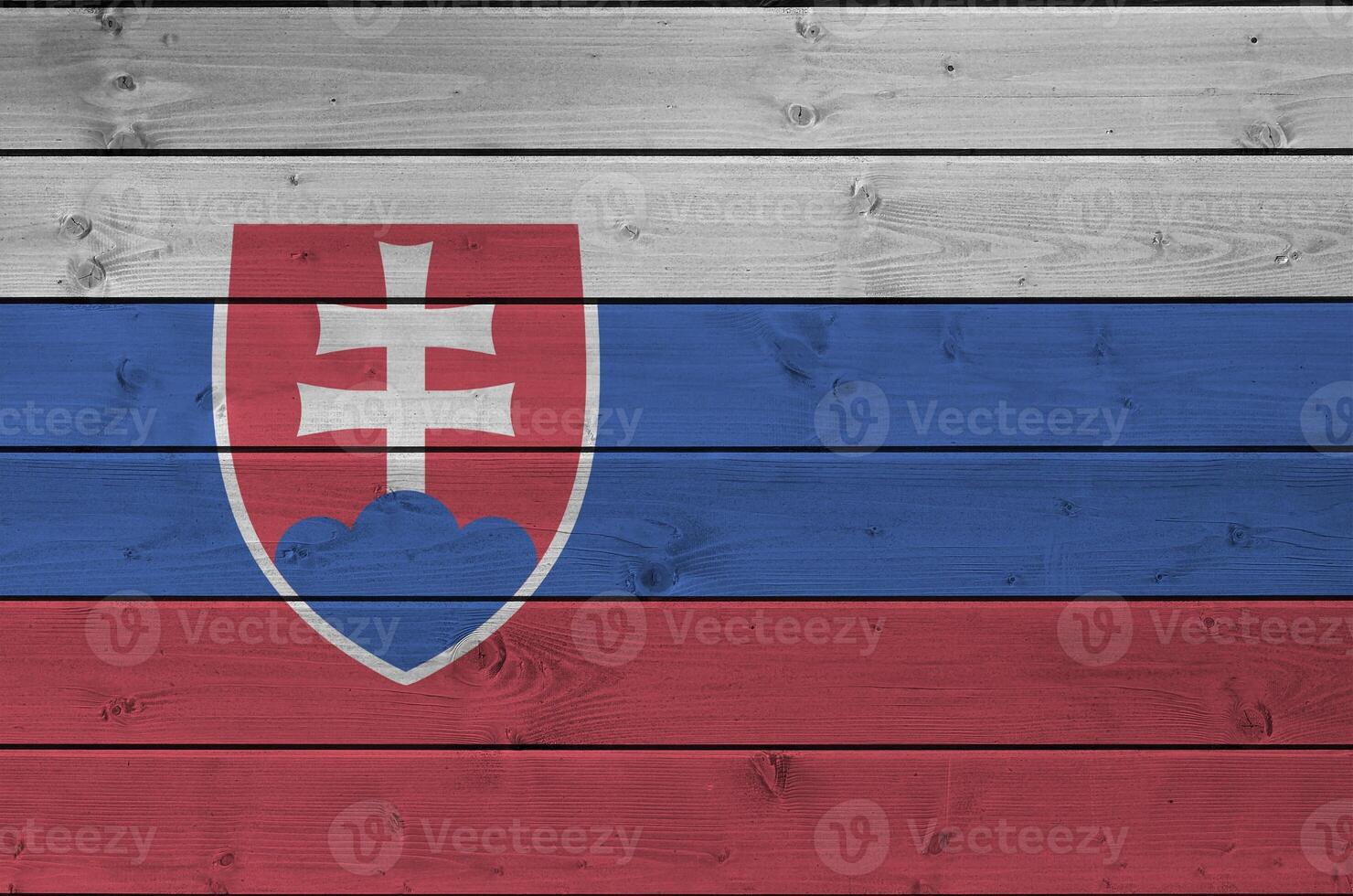 Eslováquia bandeira retratado dentro brilhante pintura cores em velho de madeira muro. texturizado bandeira em rude fundo foto