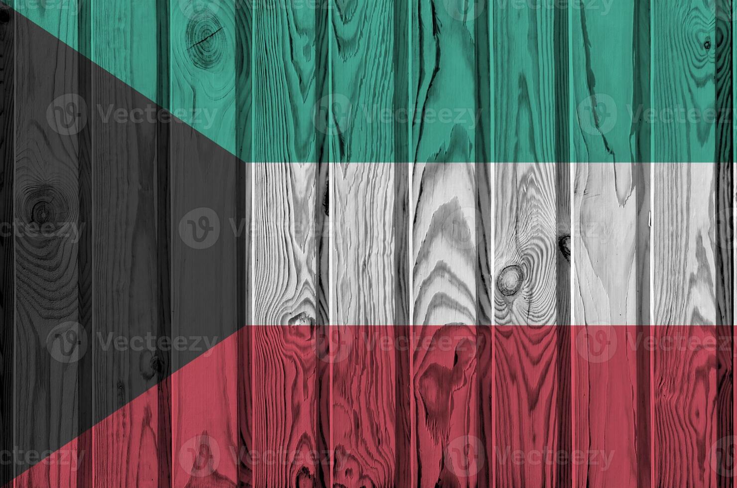 Kuwait bandeira retratado dentro brilhante pintura cores em velho de madeira muro. texturizado bandeira em rude fundo foto