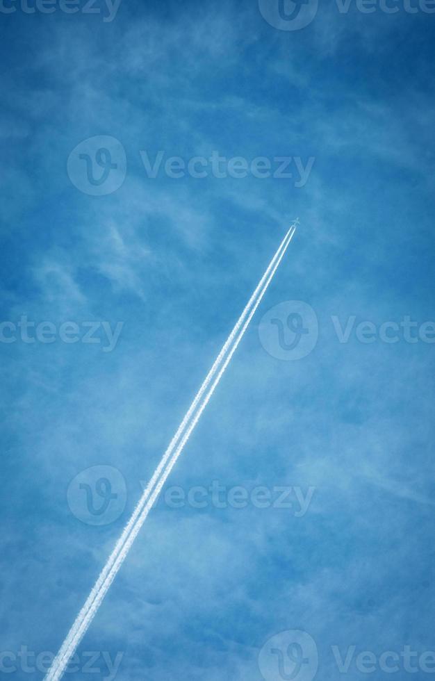 o avião escreve linhas no céu foto