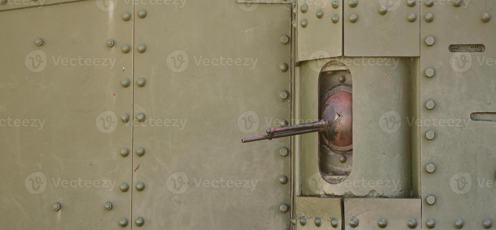 a textura da parede do tanque, feita de metal e reforçada com uma infinidade de parafusos e rebites. imagens da cobertura de um veículo de combate da segunda guerra mundial com uma metralhadora guiada foto