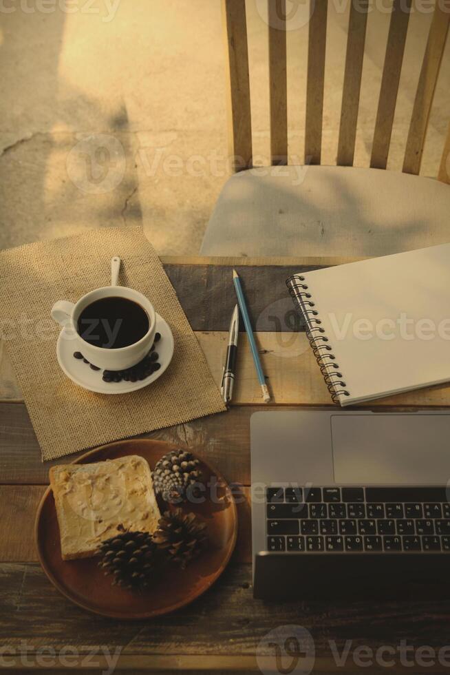 café copo quente em de madeira velho mesa dentro a manhã foto