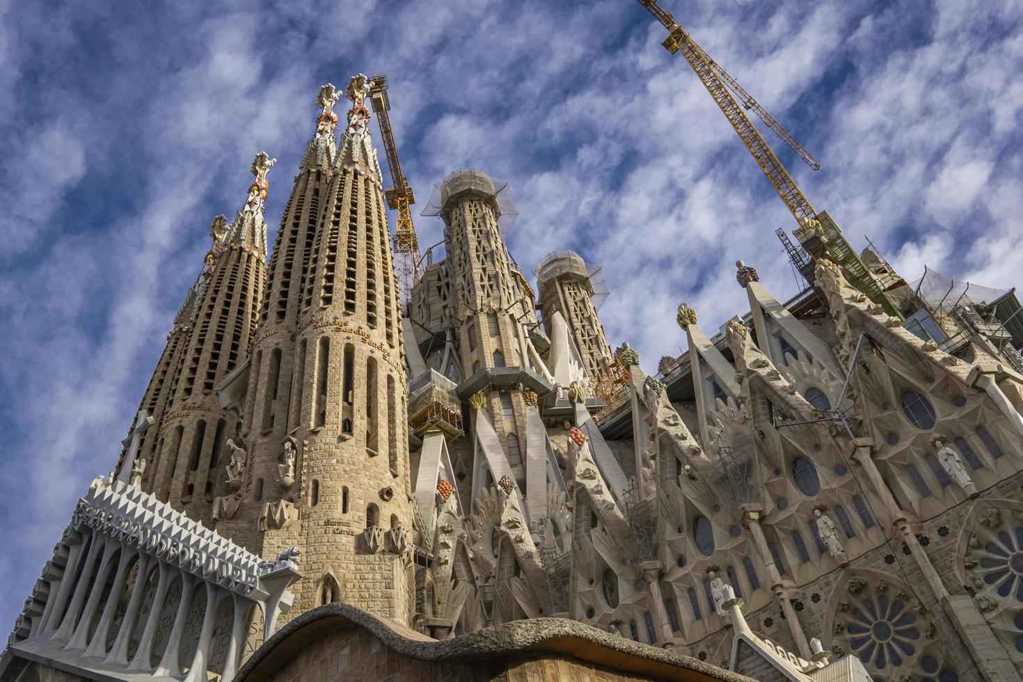 barcelona, espanha, 7 de outubro de 2019 - catedral la sagrada familia em barcelona, espanha. foi projetado pelo arquiteto antonio gaudi e construído desde 1882. foto