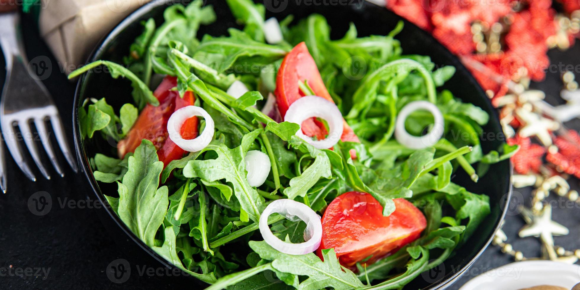 salada de vegetais frescos rúcula, tomate, cebola prato refeição lanche na mesa cópia espaço fundo de alimentos foto