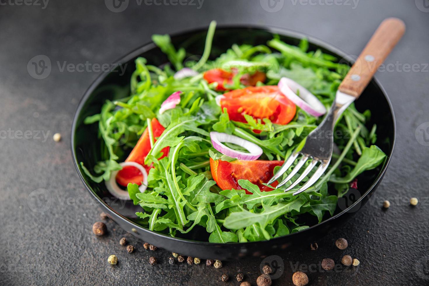 salada de vegetais frescos rúcula, tomate, cebola prato refeição lanche na mesa cópia espaço fundo de alimentos foto