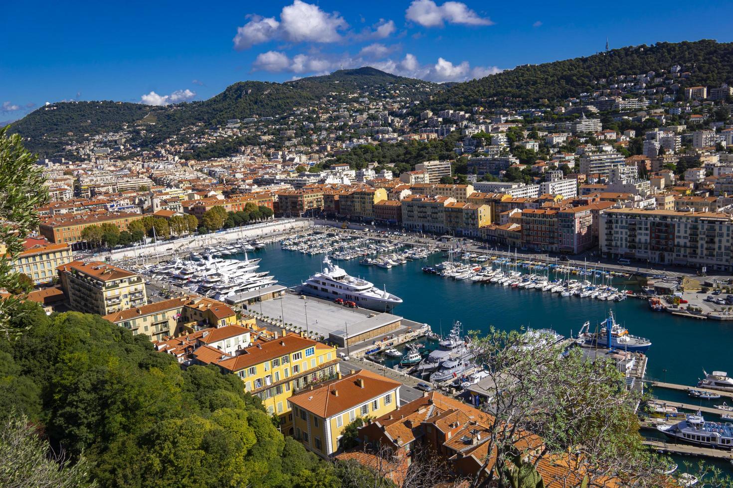 nice, frança, 6 de outubro de 2019 - vista em port lympia em nice, frança. construído em 1748, é uma das instalações portuárias mais antigas da riviera francesa. foto