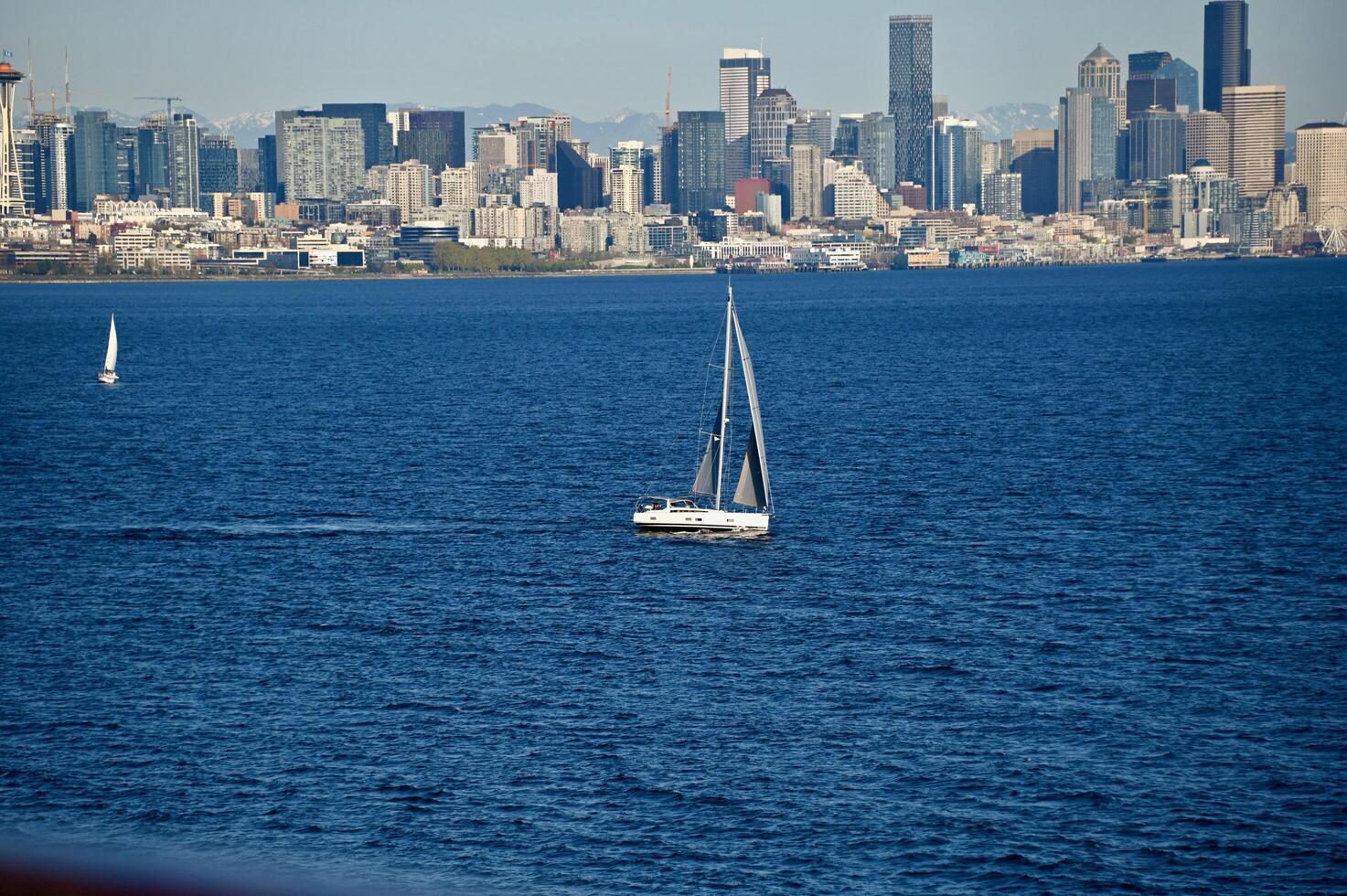 Navegando passado centro da cidade Seattle em uma Claro dia foto