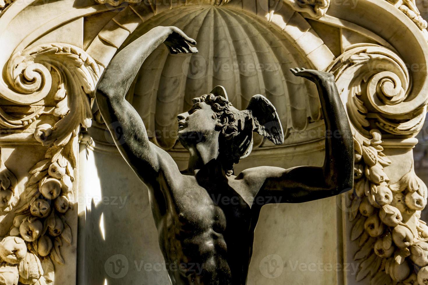 detalhe da base da escultura de perseu com a cabeça da medusa na loggia dei lanzi em florença, itália foto