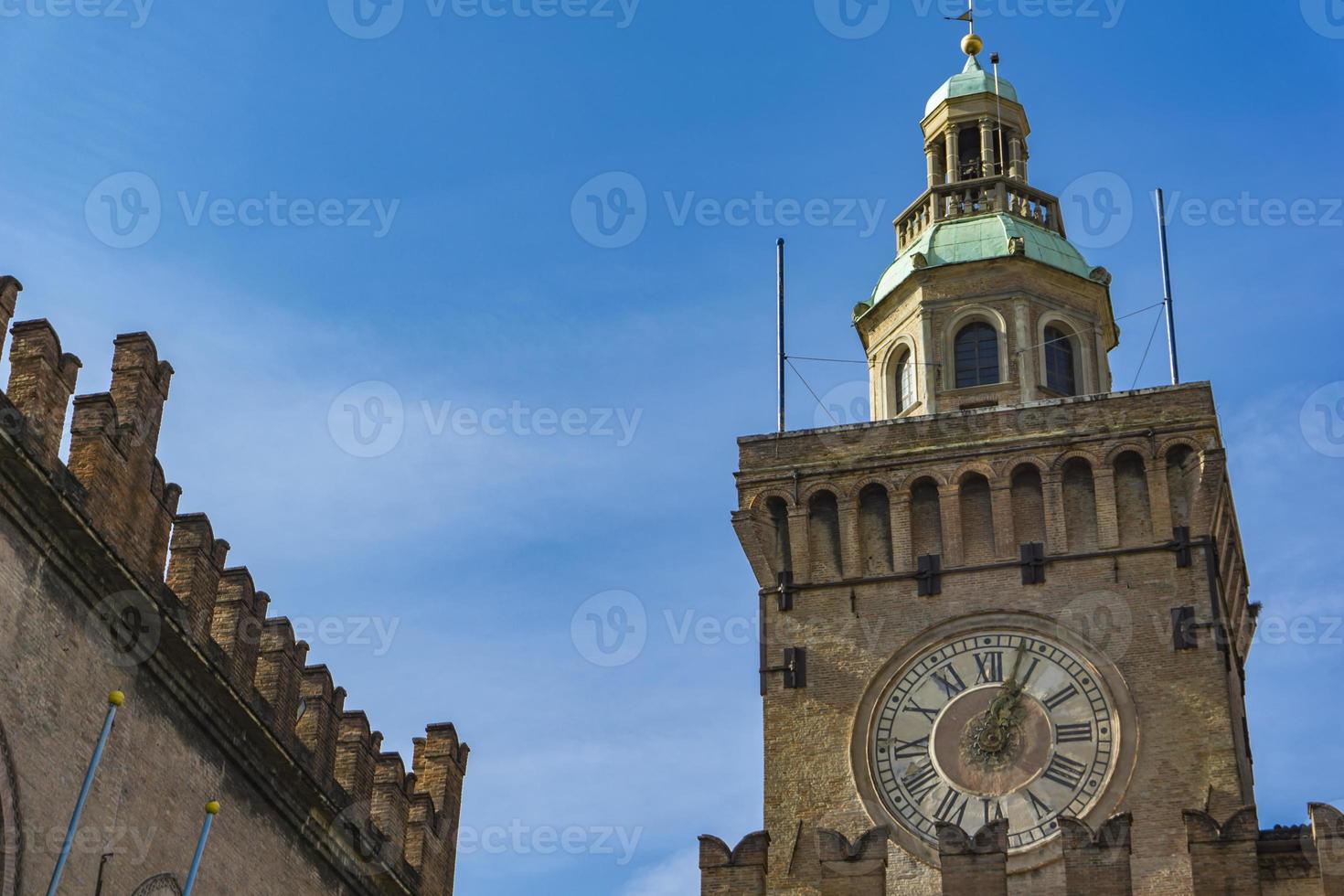 torre do relógio no palazzo comunale em bolonha. Itália foto